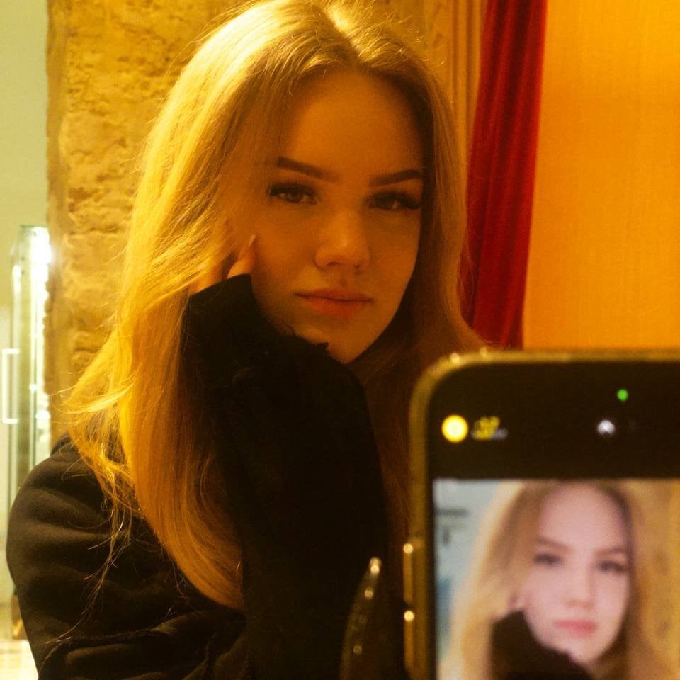 Beautiful CelesteNoir camgirl in vrcamshot.com