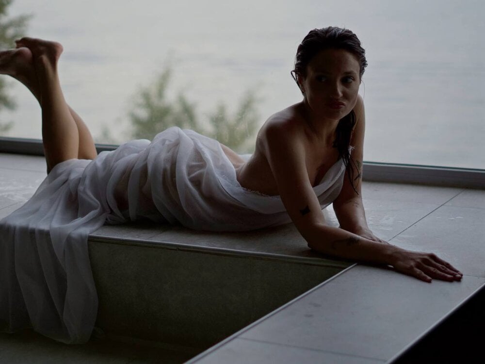 Beautiful Naila_Whisper camgirl in vrcamshot.com