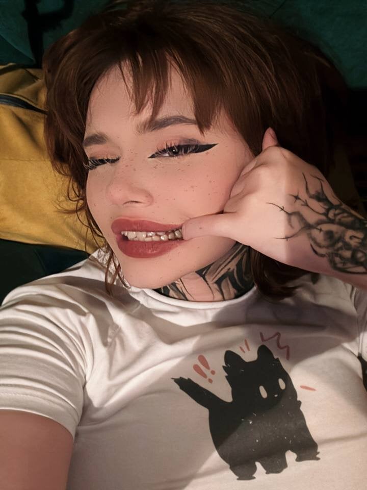 Beautiful Allurelle camgirl in vrcamshot.com