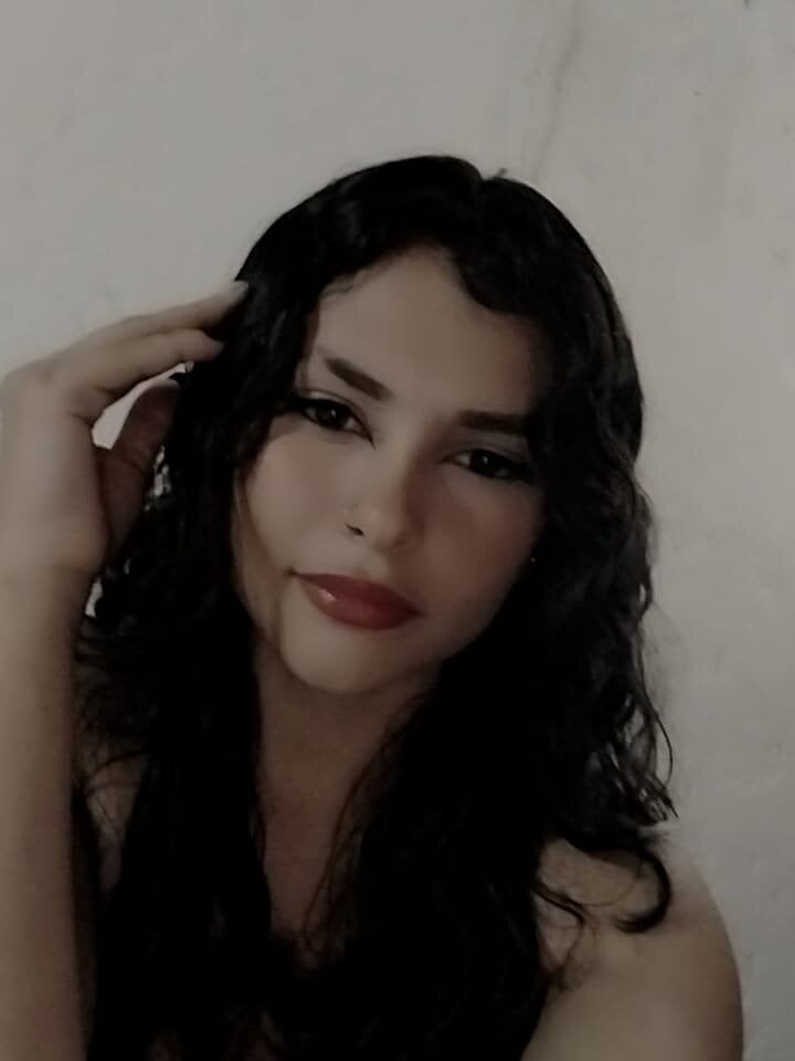 Beautiful yiyisandoval camgirl in vrcamshot.com