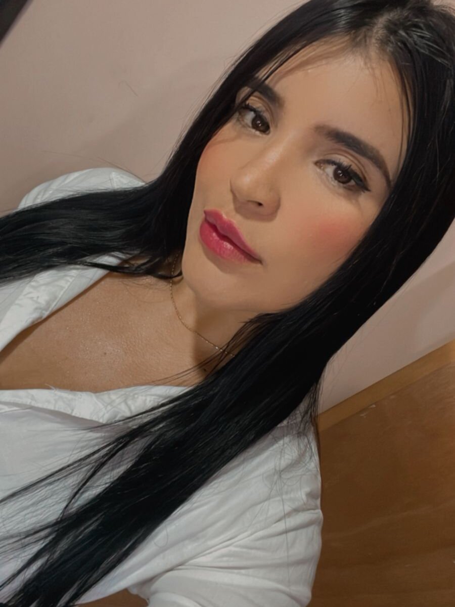 Beautiful zaravelvet camgirl in vrcamshot.com