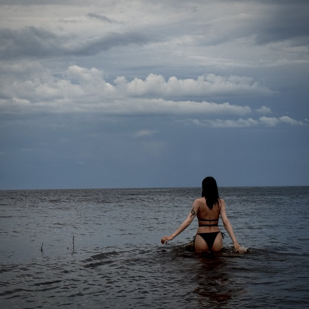 Beautiful AdeliceLenoir camgirl in vrcamshot.com