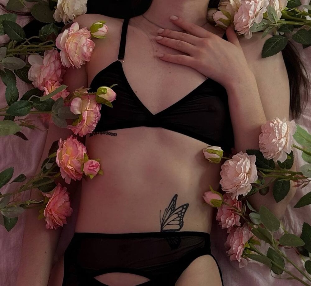 Beautiful Alic_Fox camgirl in vrcamshot.com