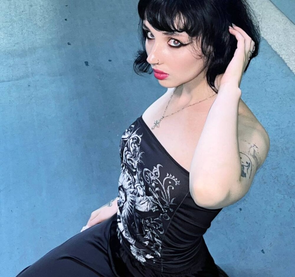 Beautiful HollyVex camgirl in vrcamshot.com