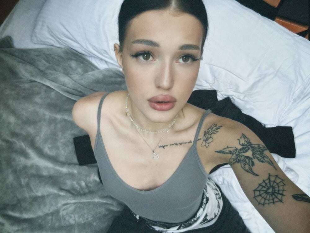 Beautiful LostinAlaska camgirl in vrcamshot.com