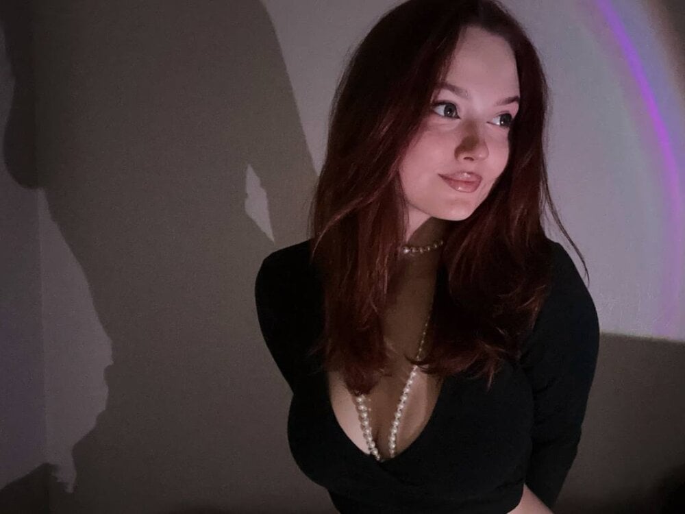 Beautiful MollySpark camgirl in vrcamshot.com