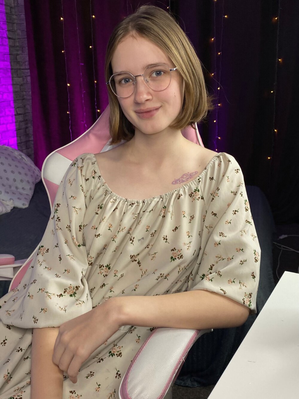 Beautiful Mia_Mooore camgirl in vrcamshot.com