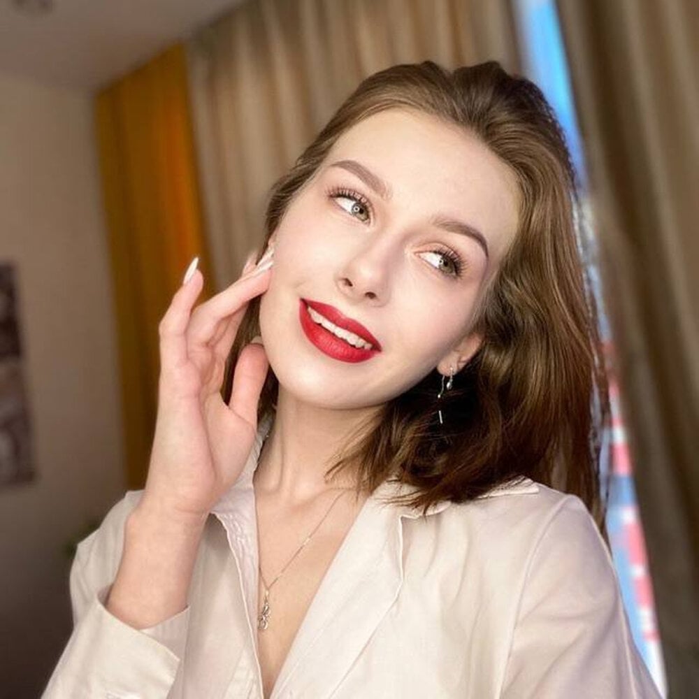 Beautiful HugruLein camgirl in vrcamshot.com