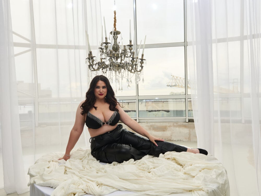 Beautiful LunaDreamm camgirl in vrcamshot.com