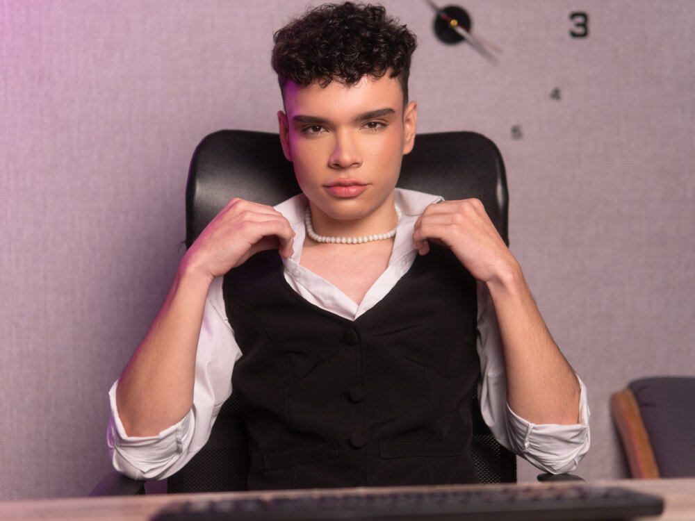Beautiful EthanLeroy camgirl in vrcamshot.com
