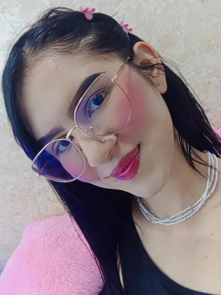 Beautiful angelaG1 camgirl in vrcamshot.com