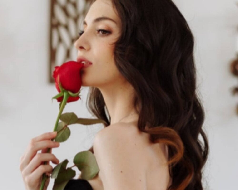 Beautiful KaylaGraceful camgirl in vrcamshot.com