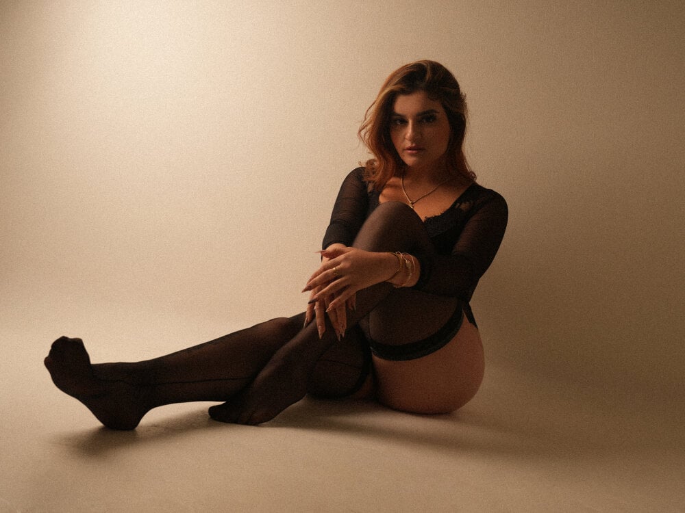 Beautiful AmberSkyy_ camgirl in vrcamshot.com