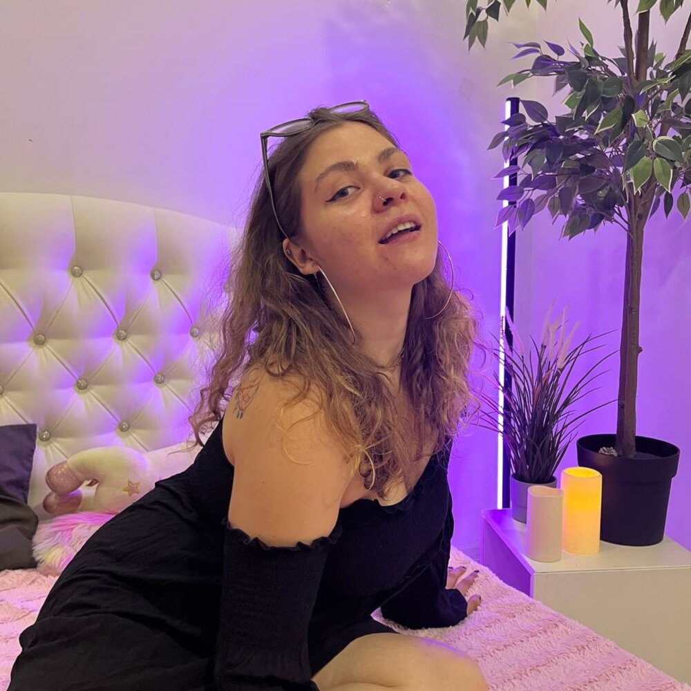 Beautiful LovelyRIta_ camgirl in vrcamshot.com