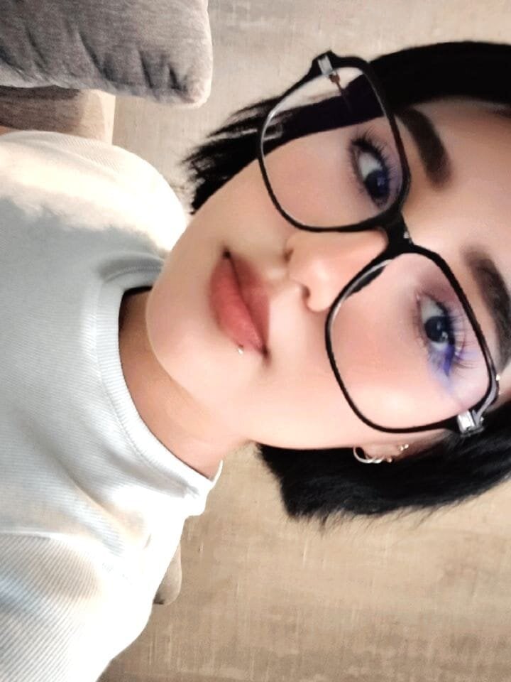 Beautiful iam_eloisex camgirl in vrcamshot.com