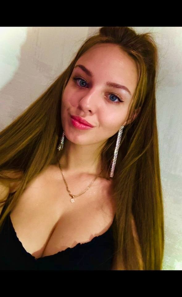 Beautiful RosieLunn camgirl in vrcamshot.com