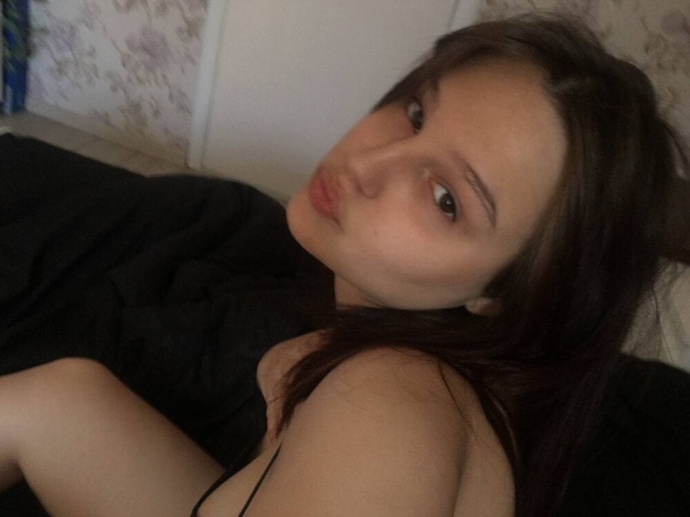 Beautiful kiki_mikki_ camgirl in vrcamshot.com