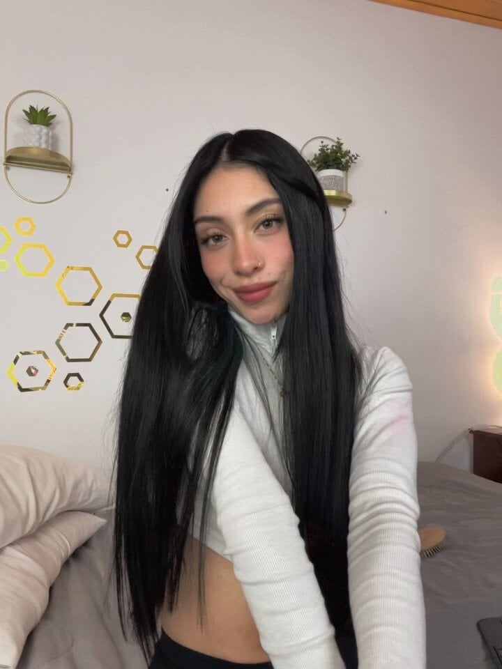 Beautiful Lucy_joi camgirl in vrcamshot.com