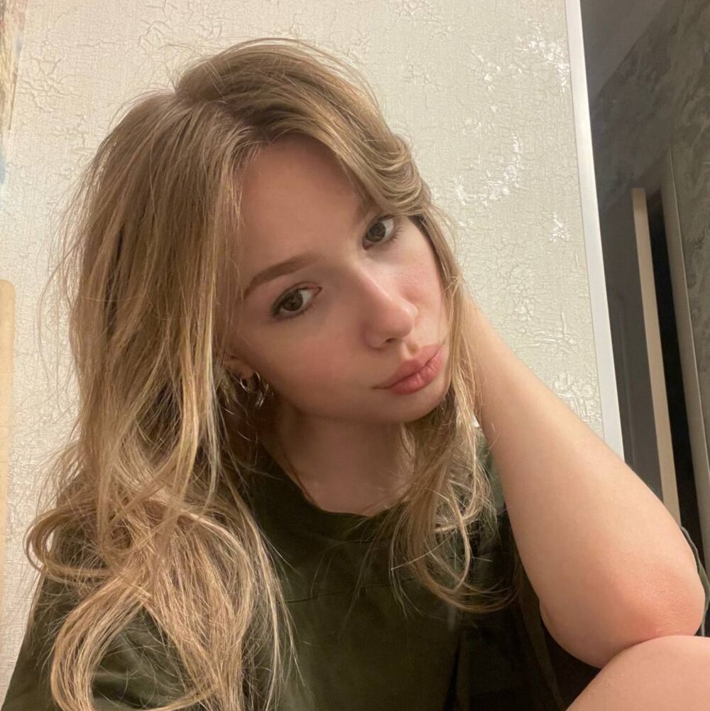 Beautiful Carolyn_Newton camgirl in vrcamshot.com