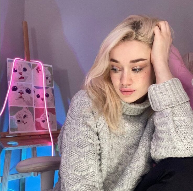 Beautiful DiscoPotato camgirl in vrcamshot.com