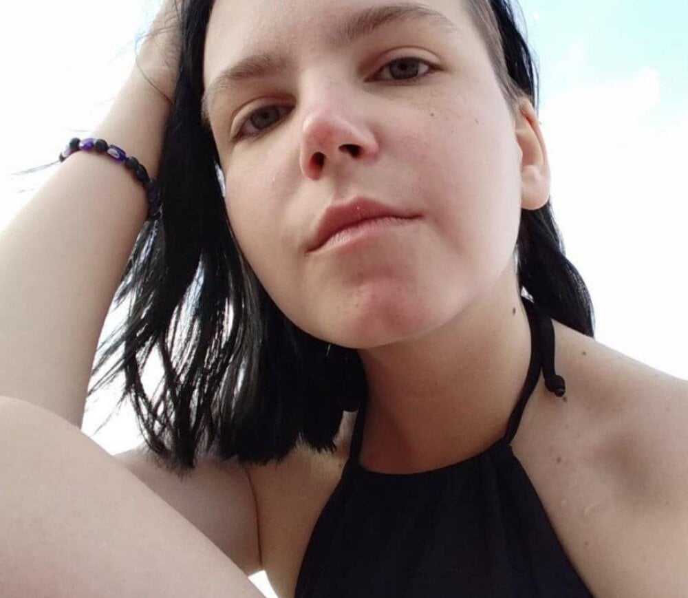 Beautiful SpicyyDolly camgirl in vrcamshot.com