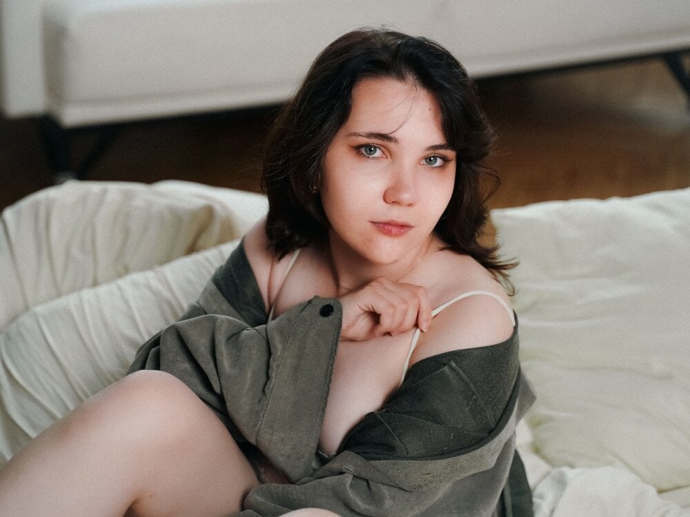 Beautiful FlirtyLili camgirl in vrcamshot.com