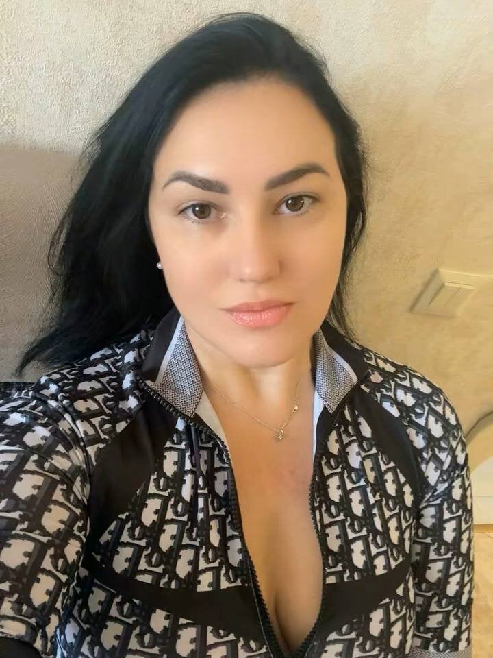 Beautiful VelvetLuck camgirl in vrcamshot.com