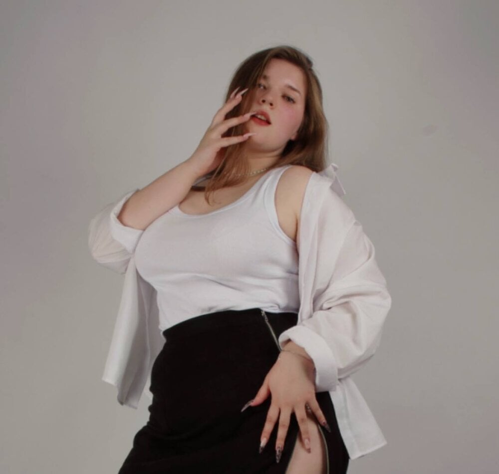 Beautiful Chloee_White camgirl in vrcamshot.com