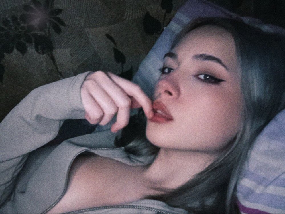 Beautiful BlueElinn camgirl in vrcamshot.com