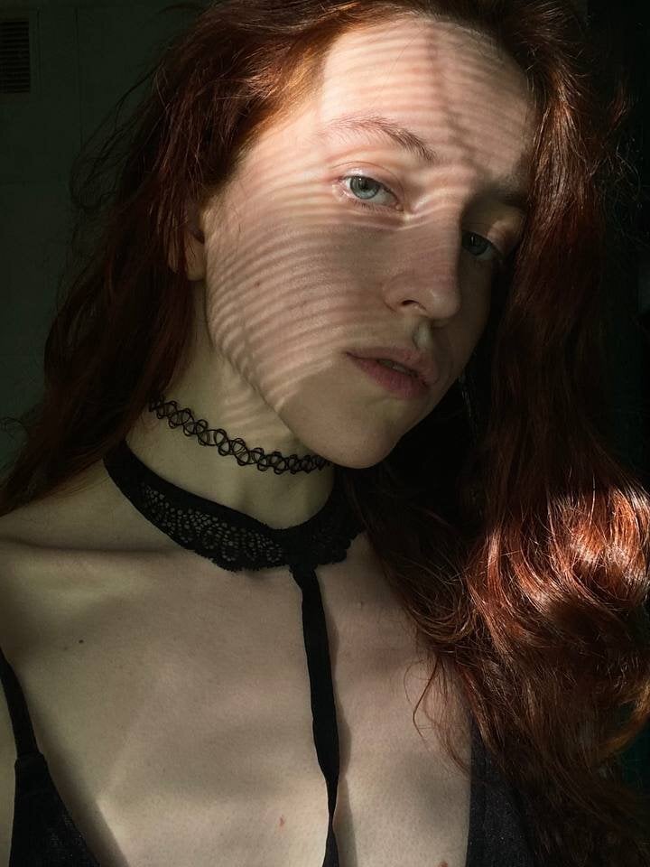 Beautiful Summer_Red_Daze camgirl in vrcamshot.com