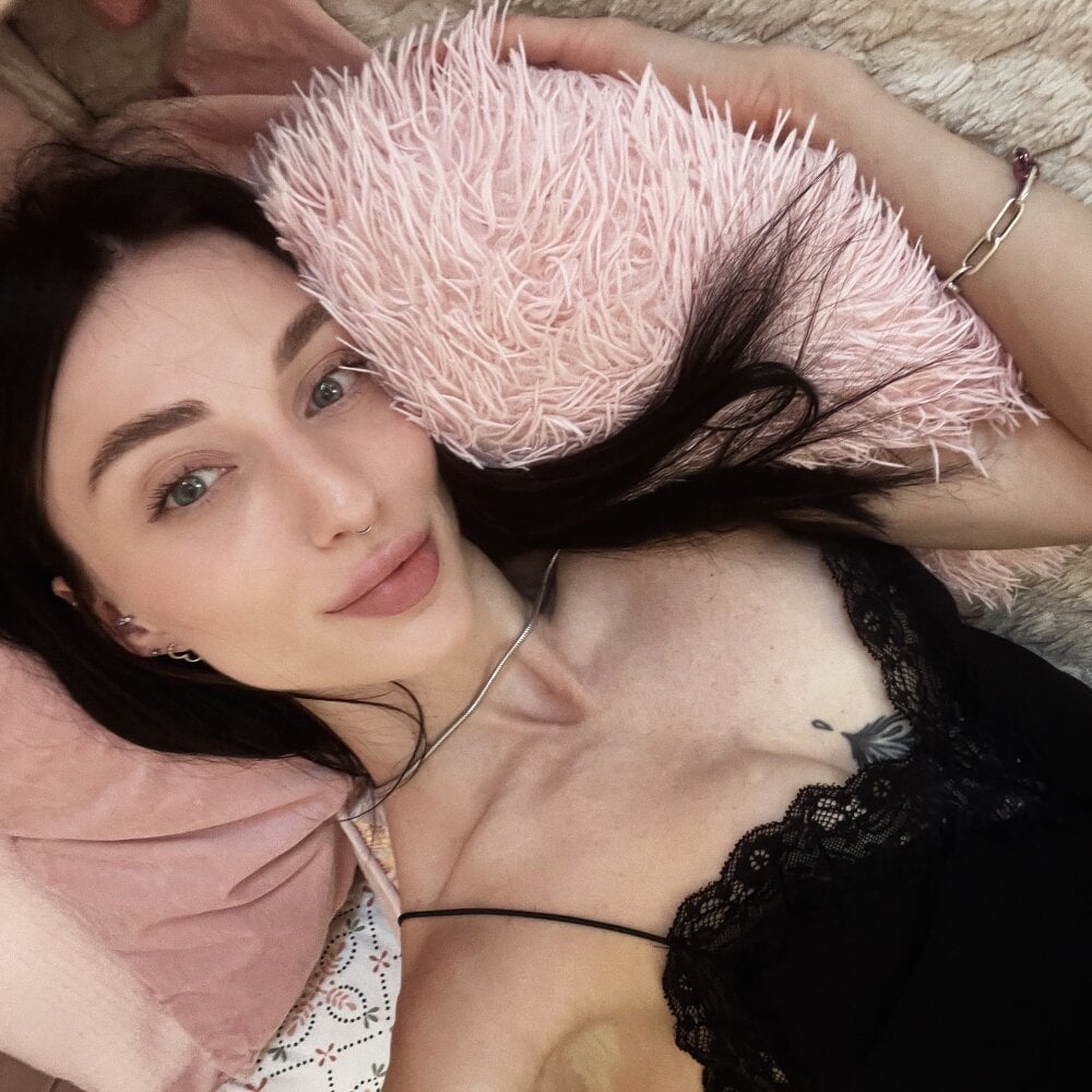 Beautiful Alice_Arwen camgirl in vrcamshot.com