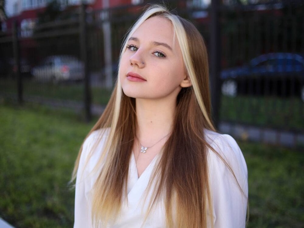 Beautiful Sky_Cutie camgirl in vrcamshot.com