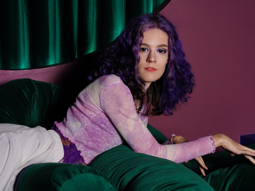 Beautiful AuraLaunni camgirl in vrcamshot.com