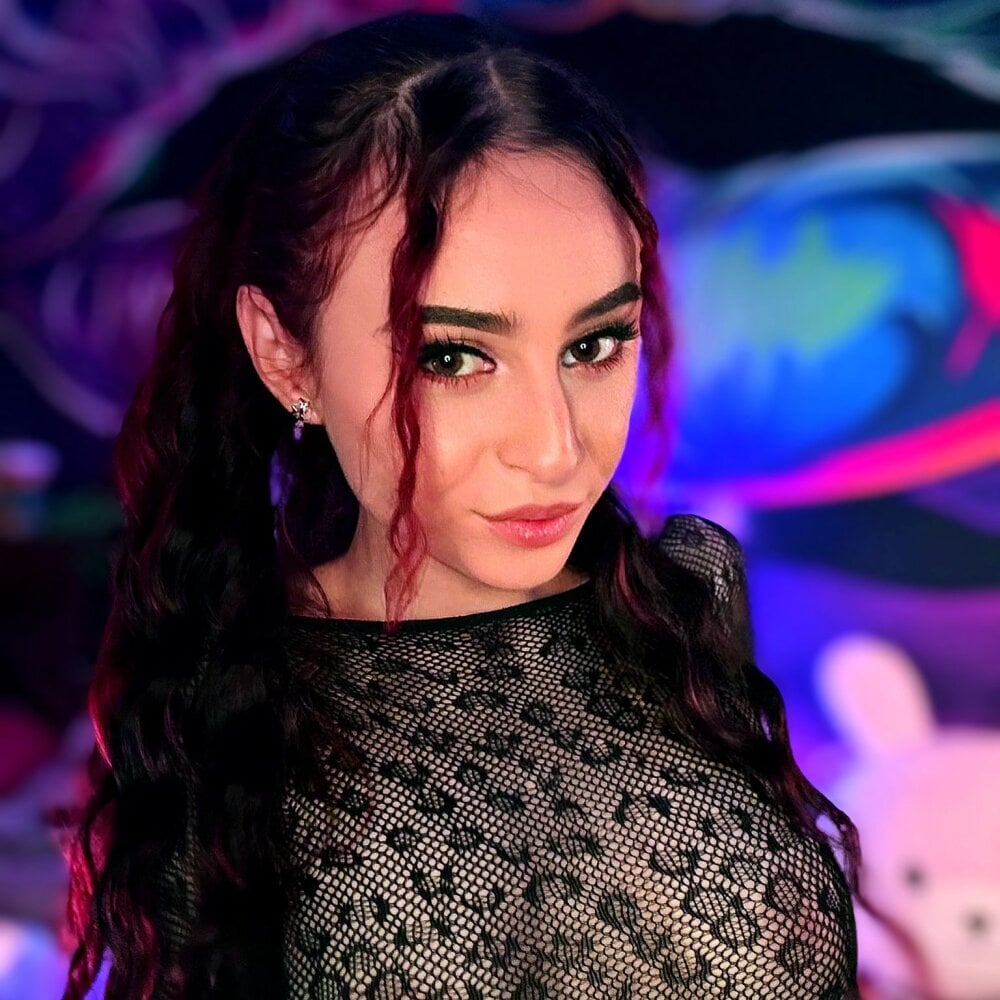 Beautiful SaraiAngel camgirl in vrcamshot.com