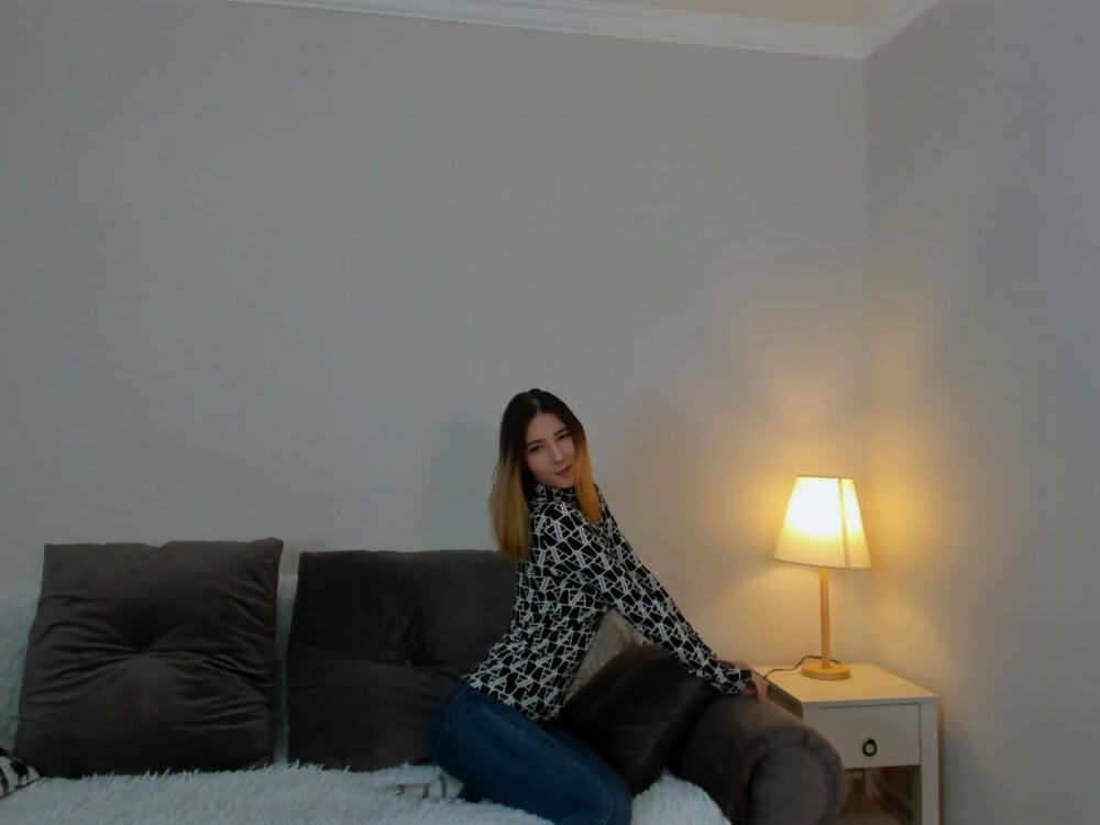 Beautiful AriSti_MooN camgirl in vrcamshot.com