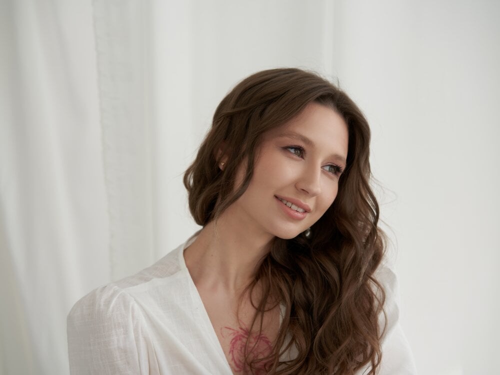 Beautiful YourLovellyStory camgirl in vrcamshot.com