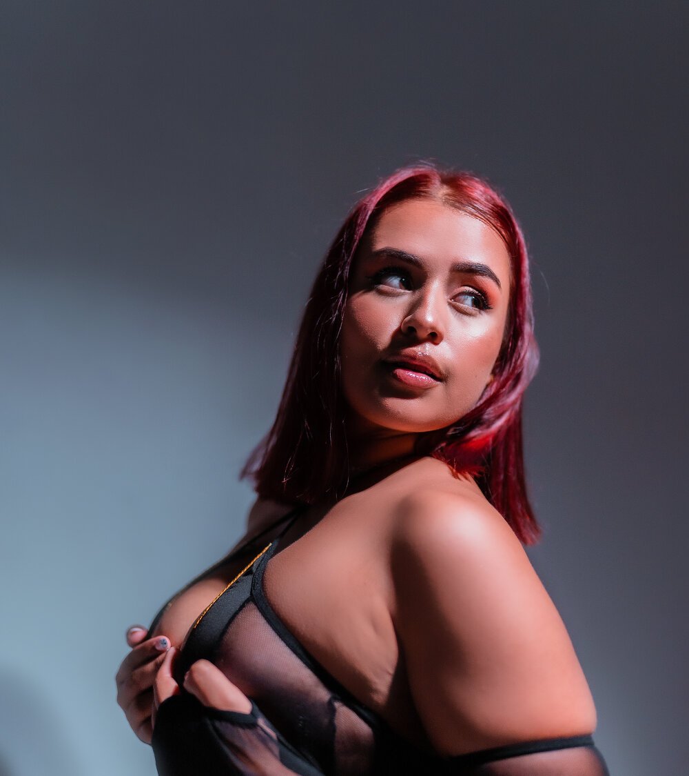 Beautiful EmmaTorres_ camgirl in vrcamshot.com