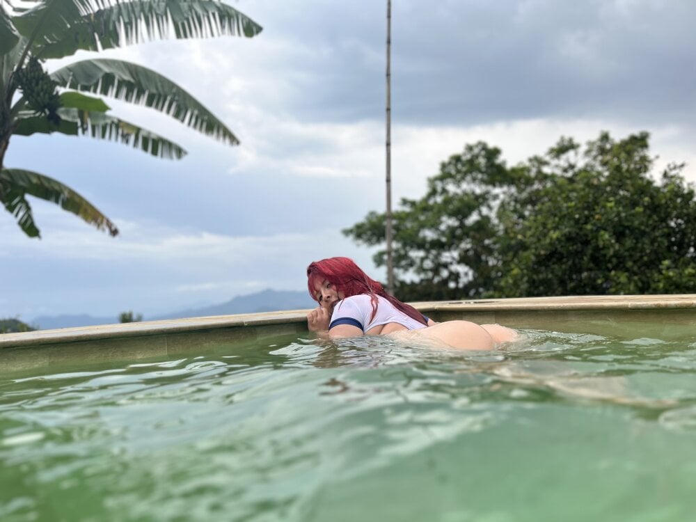 Beautiful Charlotte_Jones__ camgirl in vrcamshot.com