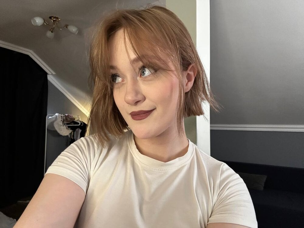 Beautiful monkey4ever_ camgirl in vrcamshot.com