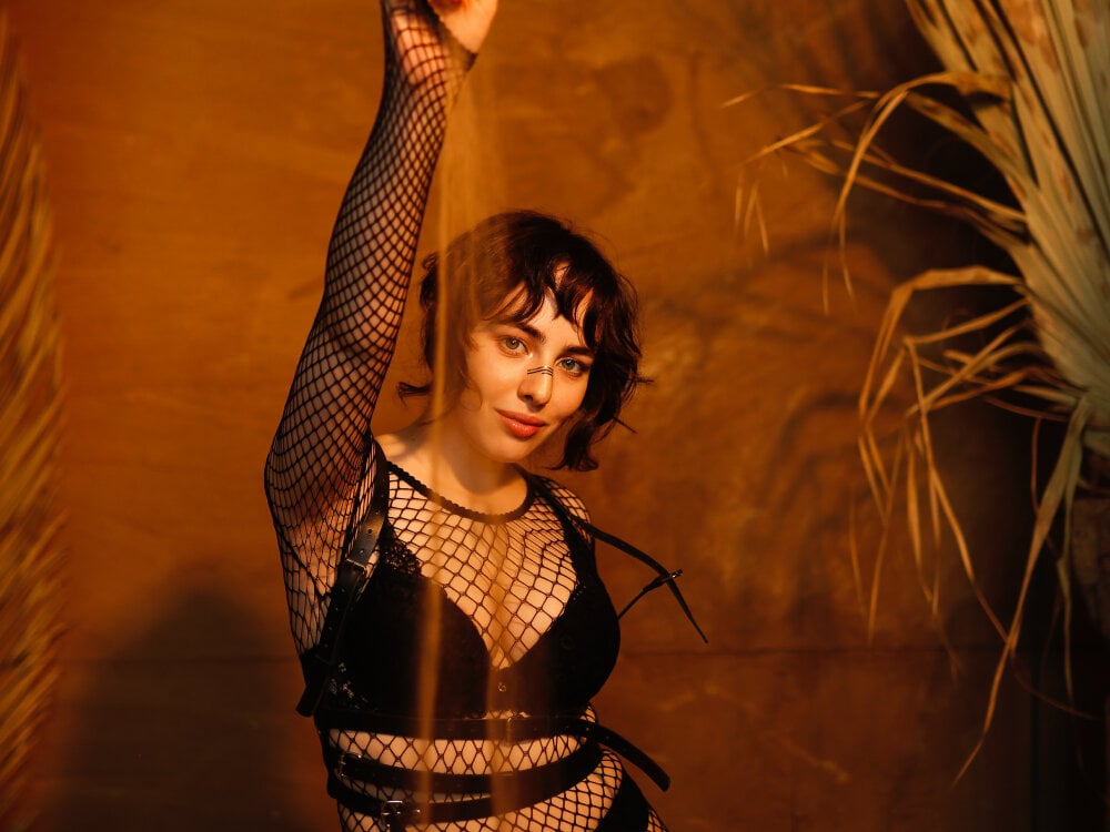 Beautiful ShayaSilk camgirl in vrcamshot.com