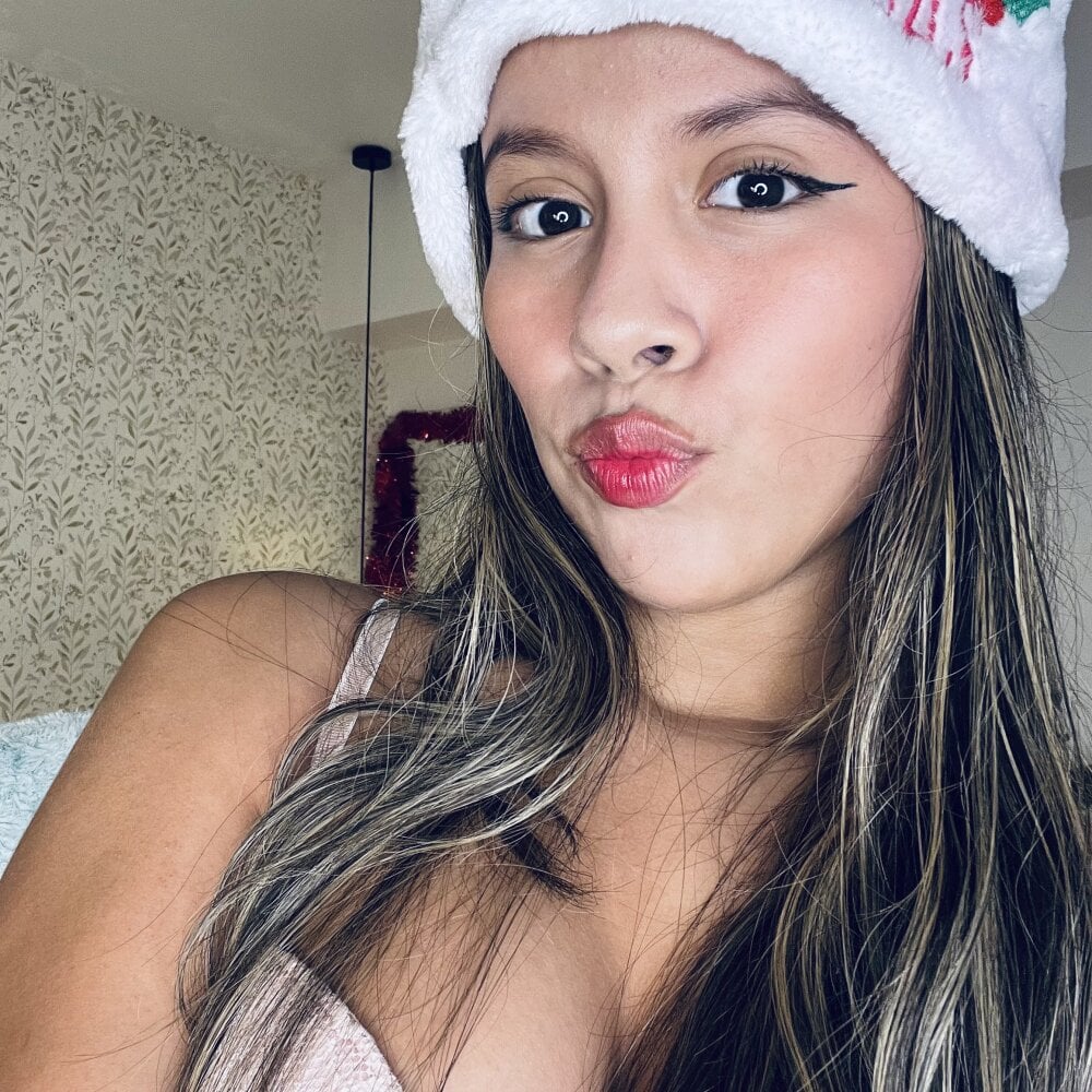 Beautiful EMILIIA_RICHTER__ camgirl in vrcamshot.com