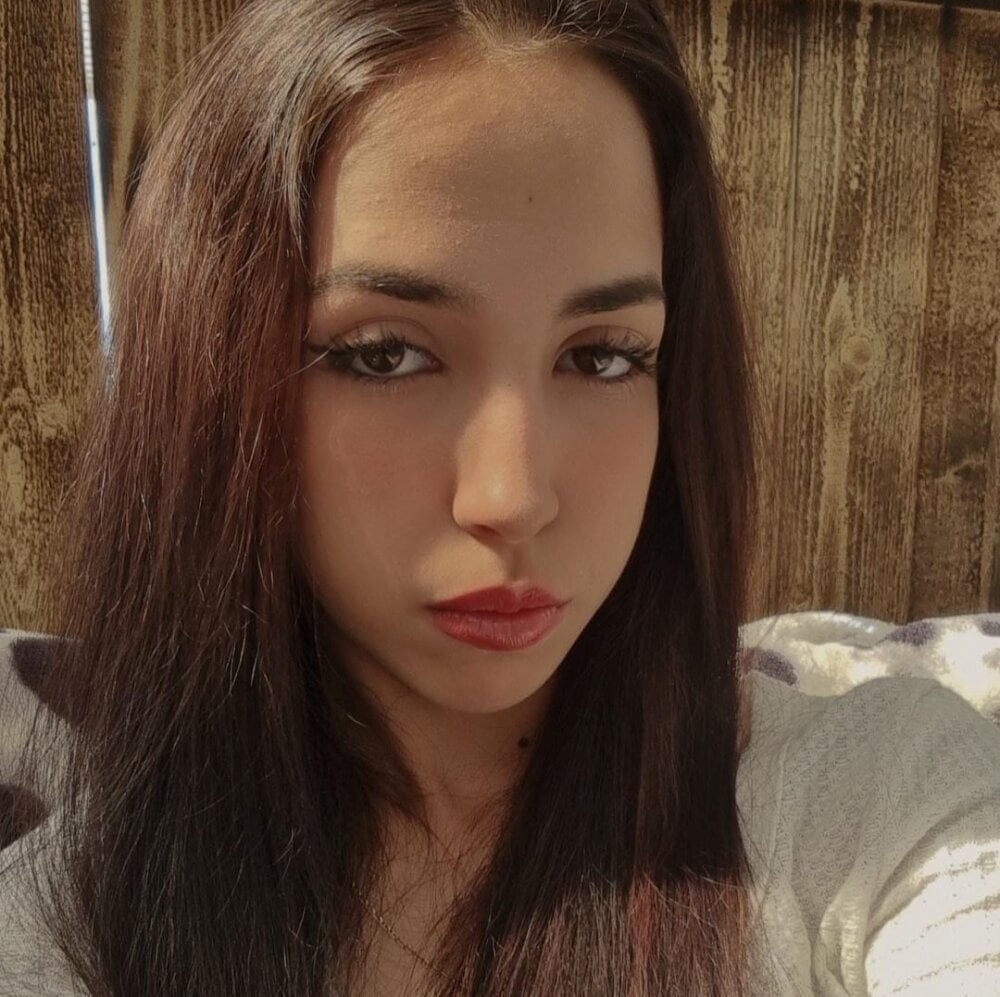Beautiful MelanyViper camgirl in vrcamshot.com