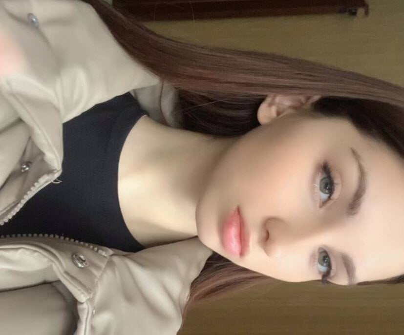 Beautiful SirenaSky camgirl in vrcamshot.com