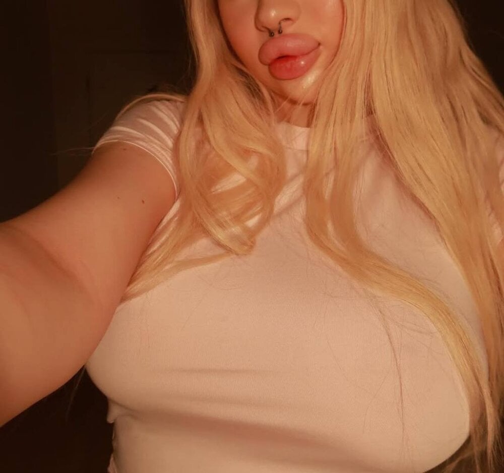 Beautiful PollyCharming camgirl in vrcamshot.com