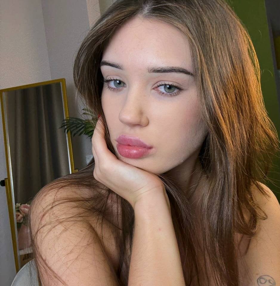 Beautiful MollyBaby camgirl in vrcamshot.com