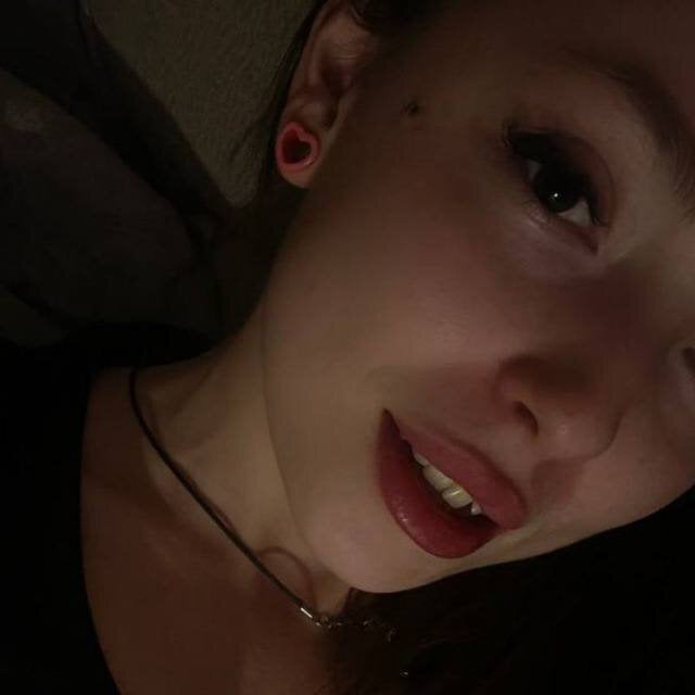 Beautiful Cherry_Punch camgirl in vrcamshot.com
