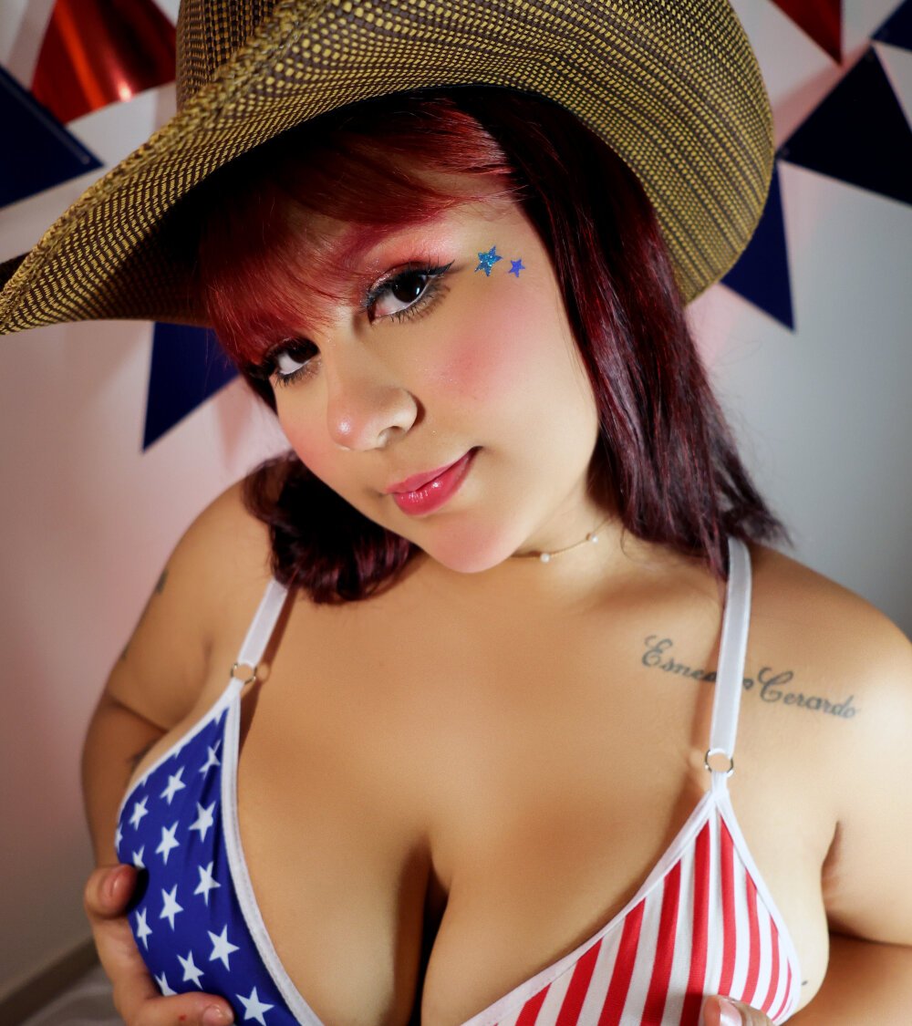 Beautiful EylinFox_ camgirl in vrcamshot.com