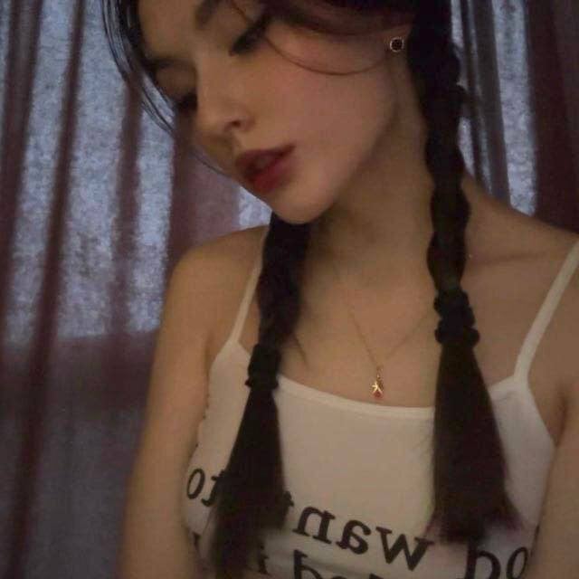 Beautiful cutiewuwu camgirl in vrcamshot.com