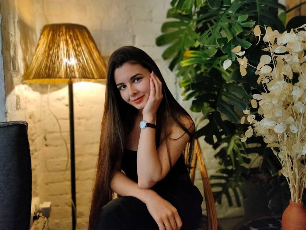 Beautiful SofaNeumann camgirl in vrcamshot.com