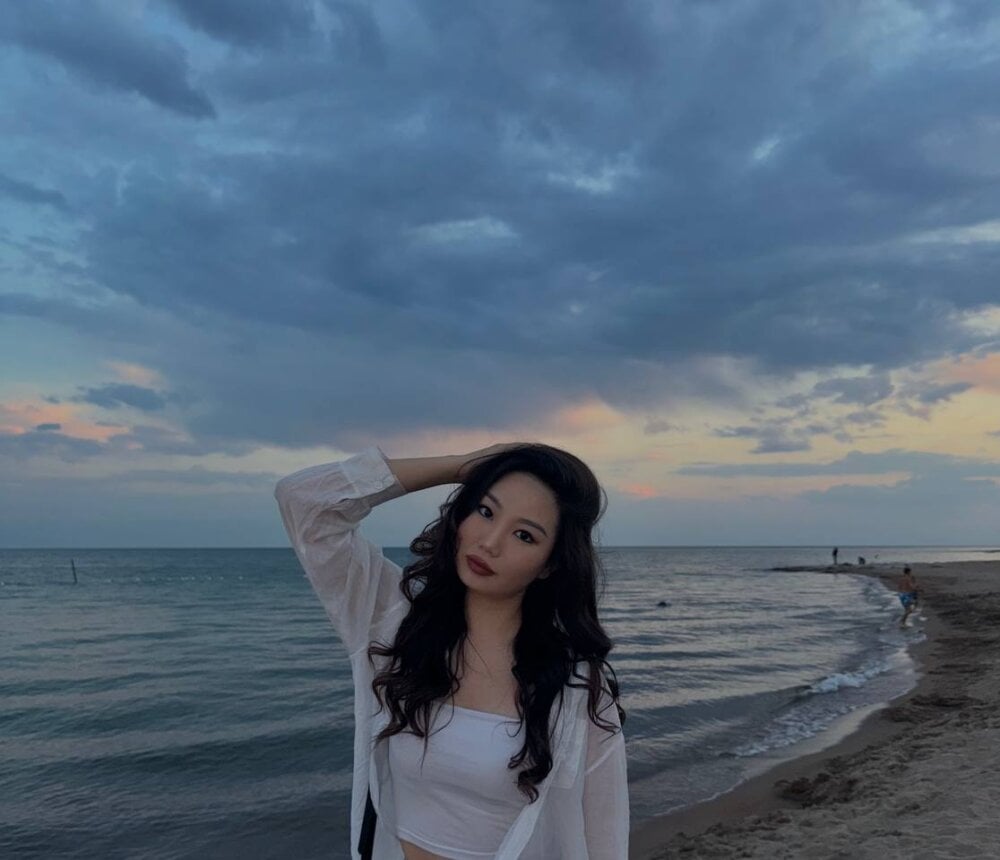 Beautiful MeiShine camgirl in vrcamshot.com